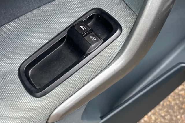 Ford Fiesta (2011) thumbnail 5