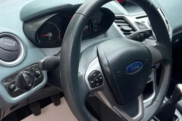 Ford Fiesta (2011) thumbnail 6