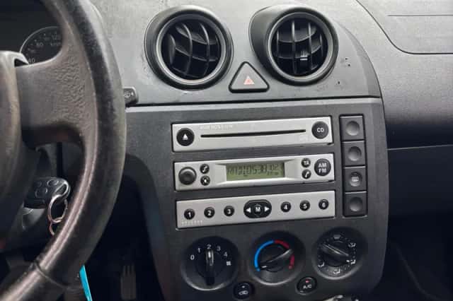 Ford Fiesta (2004) thumbnail 4