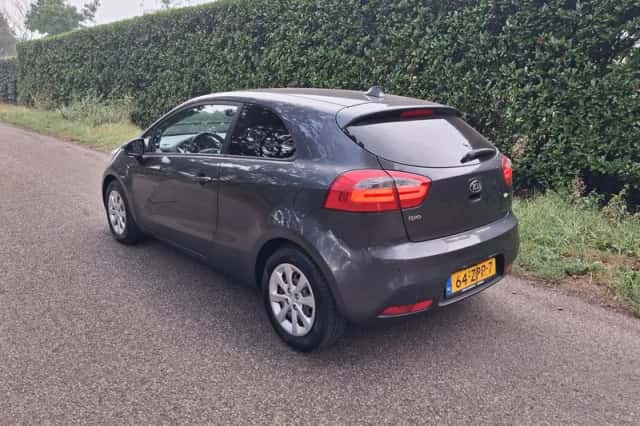 Kia Rio (2013) thumbnail 3