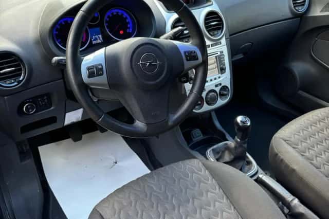 Opel Corsa (2013) thumbnail 4