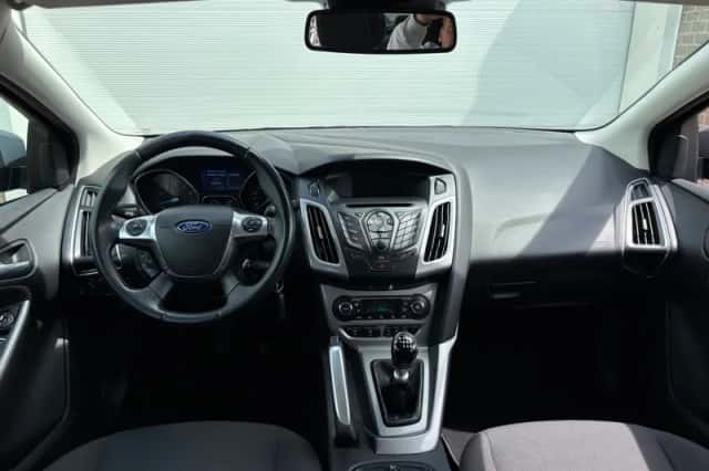 Ford Focus (2012) thumbnail 3