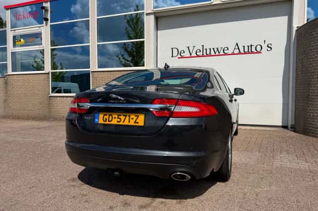 Jaguar XF (2015) thumbnail 2