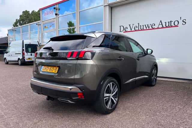 Peugeot 3008 (2016) thumbnail 2