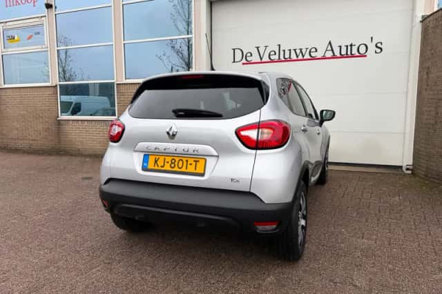 Renault Captur (2016) thumbnail 2