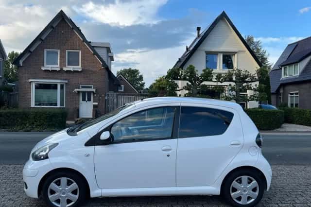 Toyota Aygo (2011) thumbnail 4