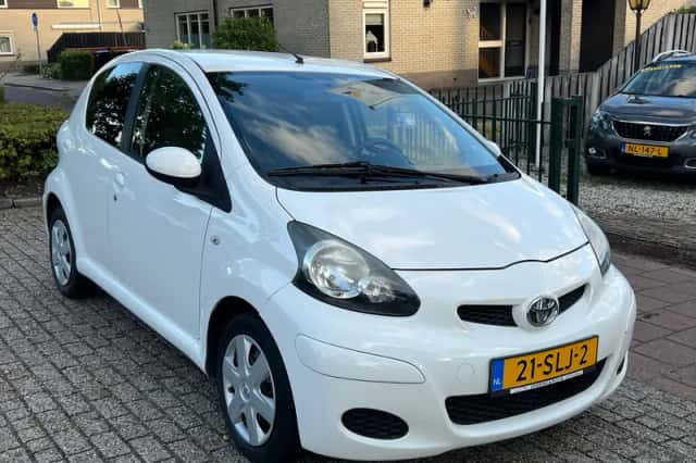 Toyota Aygo (2011) thumbnail 5