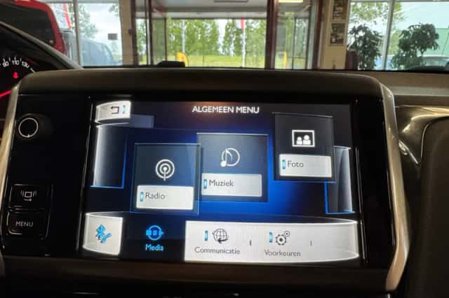 Peugeot 208 (2012) thumbnail 3