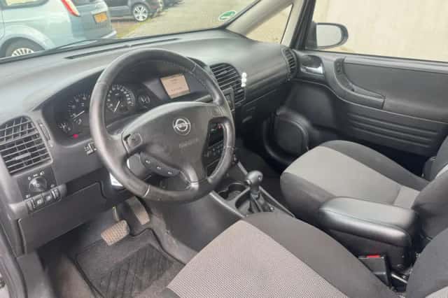 Opel Zafira (2004) thumbnail 2