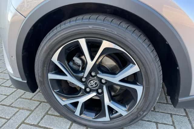 Toyota C-HR (2017) thumbnail 3