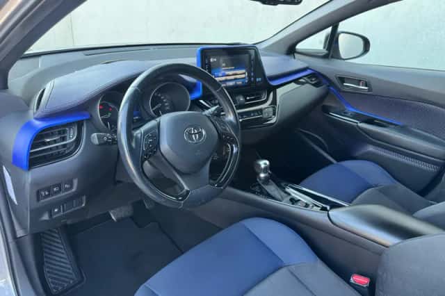 Toyota C-HR (2017) thumbnail 4