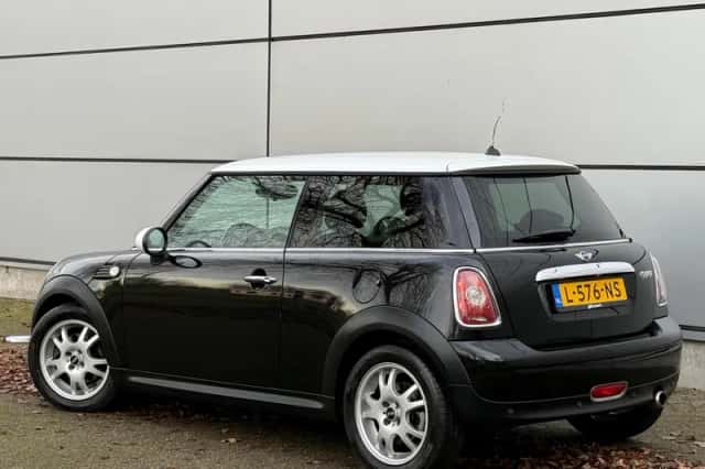MINI Cooper (2009) thumbnail 4