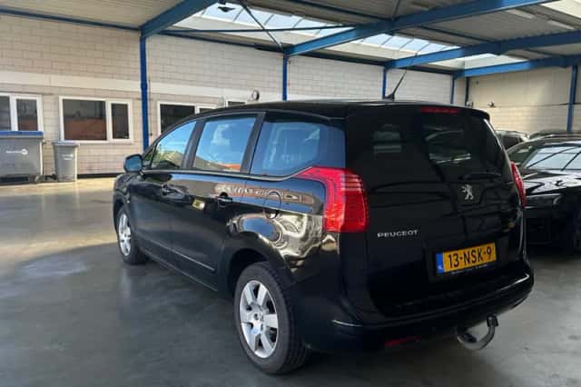 Peugeot 5008 (2010) thumbnail 2