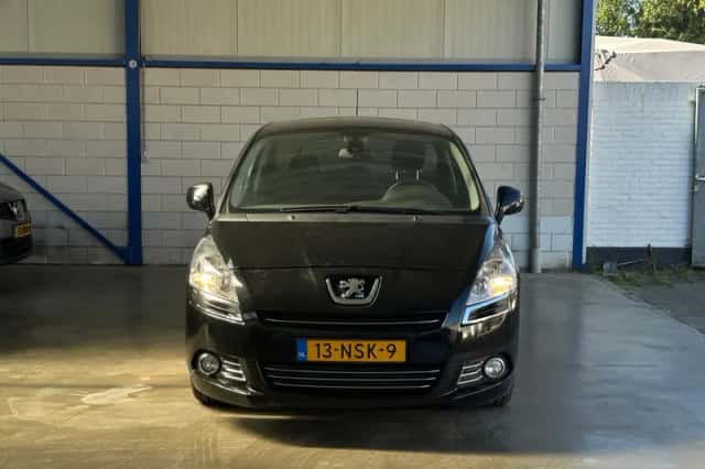 Peugeot 5008 (2010) thumbnail 4