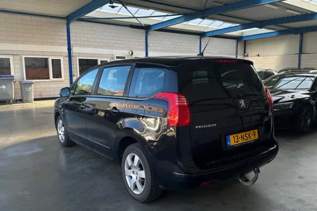 Peugeot 5008 (2010) thumbnail 5