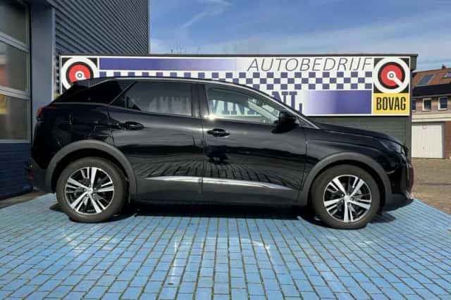Peugeot 3008 (2023) thumbnail 4