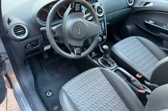 Opel Corsa (2013) thumbnail 4