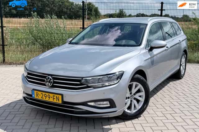 Volkswagen Passat (2022) thumbnail 1