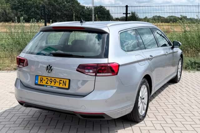 Volkswagen Passat (2022) thumbnail 2