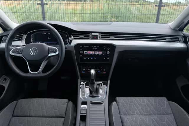 Volkswagen Passat (2022) thumbnail 3