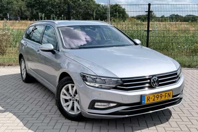 Volkswagen Passat (2022) thumbnail 4