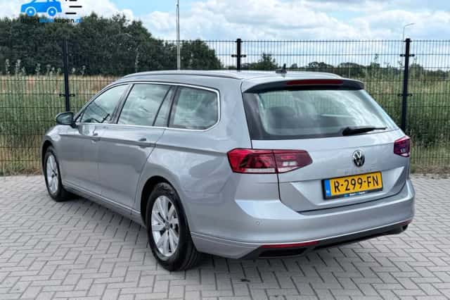 Volkswagen Passat (2022) thumbnail 5