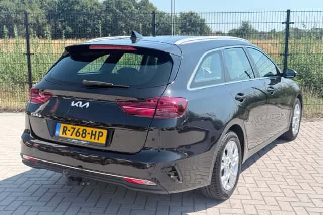 Kia Ceed Sportswagon (2022) thumbnail 2