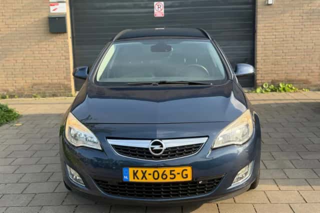Opel Astra (2011) thumbnail 2