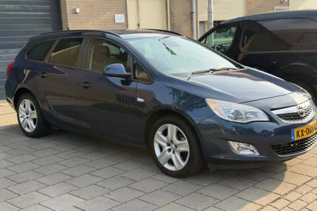 Opel Astra (2011) thumbnail 3