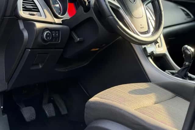 Opel Astra (2011) thumbnail 4