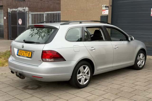 Volkswagen Golf (2010) thumbnail 2