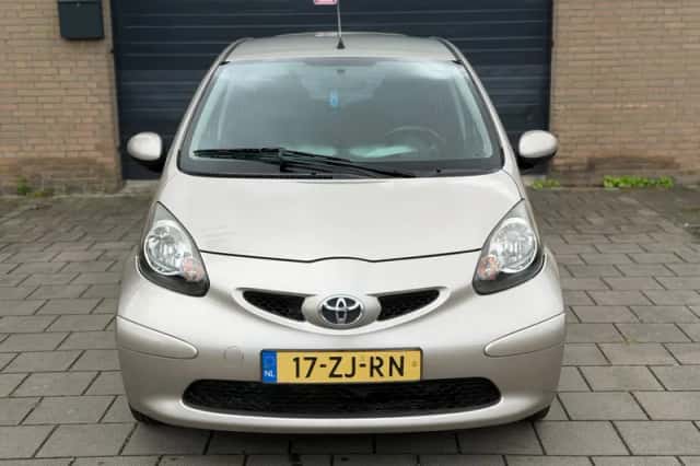 Toyota Aygo (2008) thumbnail 2