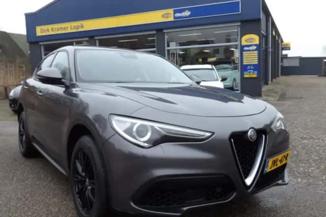 Alfa Romeo Stelvio (2018) thumbnail 1