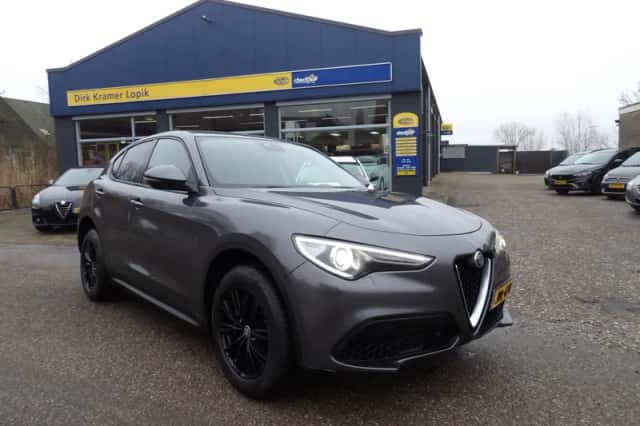 Alfa Romeo Stelvio (2018) thumbnail 3