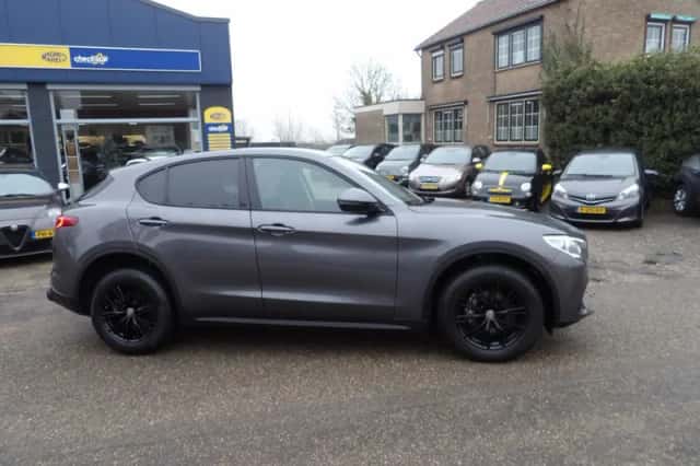 Alfa Romeo Stelvio (2018) thumbnail 4