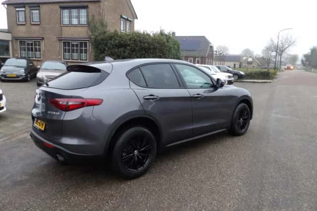 Alfa Romeo Stelvio (2018) thumbnail 5
