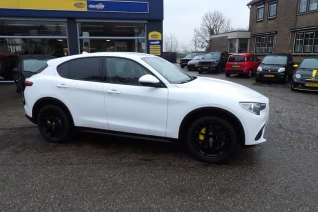 Alfa Romeo Stelvio (2020) thumbnail 3