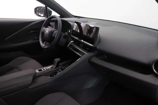 Toyota C-HR (2025) thumbnail 6