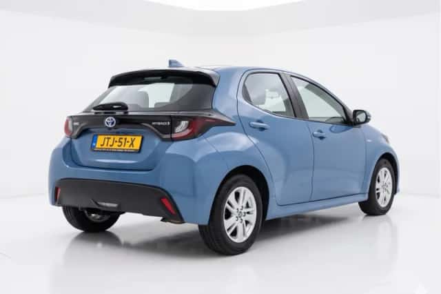 Toyota Yaris (2021) thumbnail 3