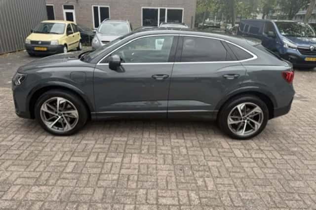 Audi Q3 (2021) thumbnail 2