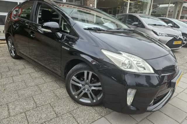 Toyota Prius (2013) thumbnail 2