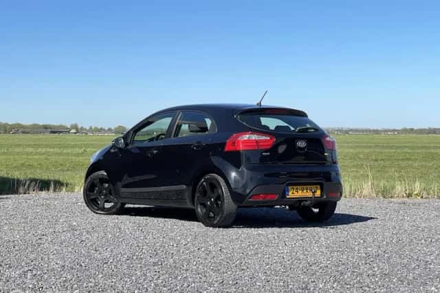 Kia Rio (2011) thumbnail 5