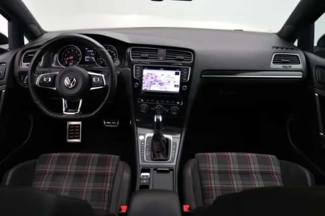 Volkswagen Golf (2015) thumbnail 5