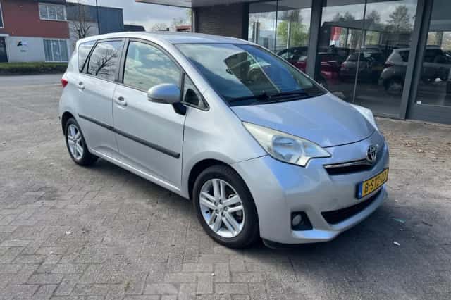 Toyota Verso-S (2013) thumbnail 3