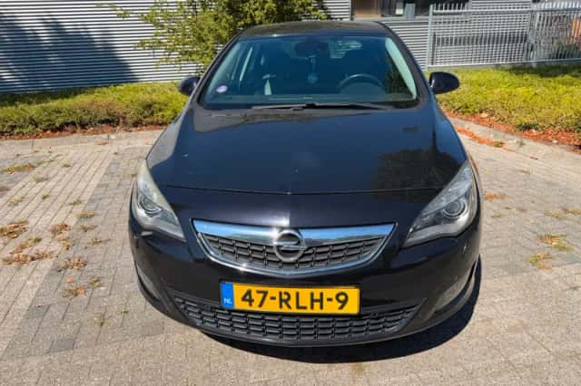 Opel Astra (2011) thumbnail 2