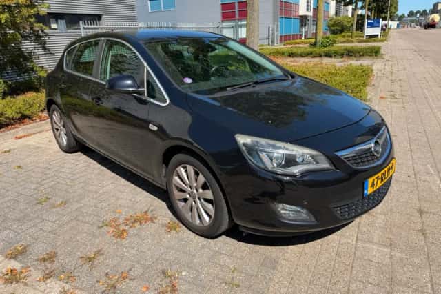 Opel Astra (2011) thumbnail 3