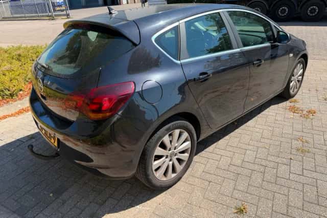 Opel Astra (2011) thumbnail 4