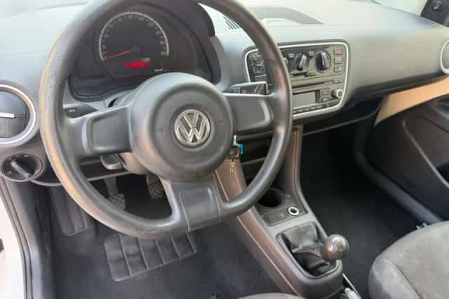 Volkswagen Up! (2014) thumbnail 5