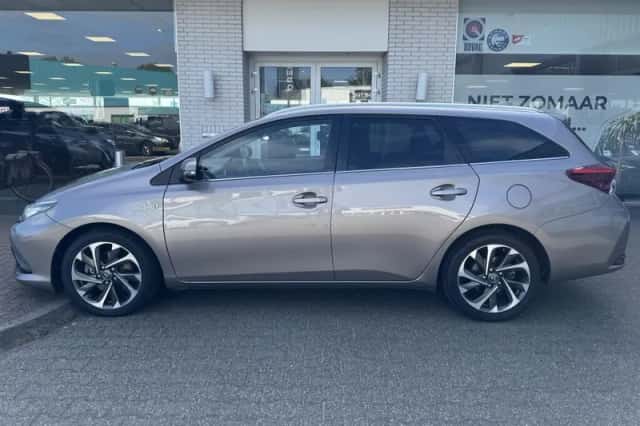Toyota Auris (2015) thumbnail 2