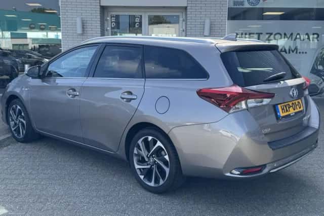 Toyota Auris (2015) thumbnail 3